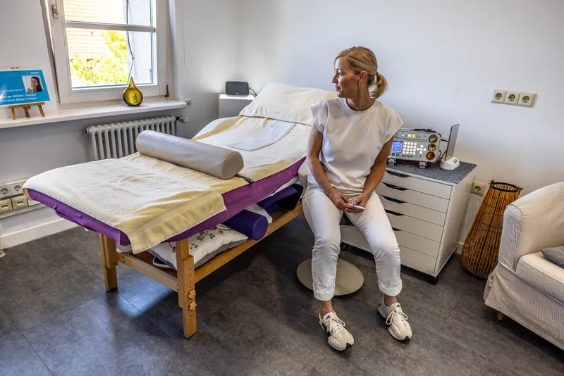 Maresa Gutöhrlein im Praxisraum in Böblingen