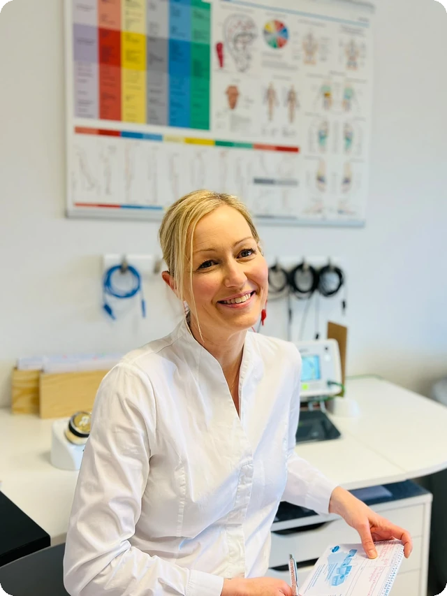 Maresa Gutöhrlein in ihrer Praxis